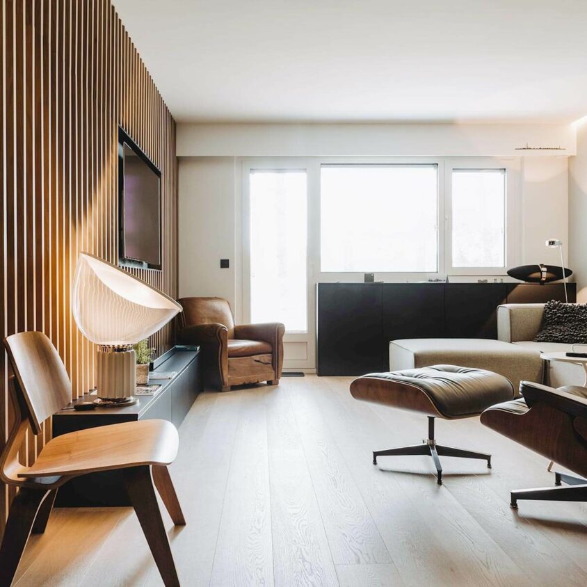 Aménagement intérieur d'un salon avec meuble TV bas