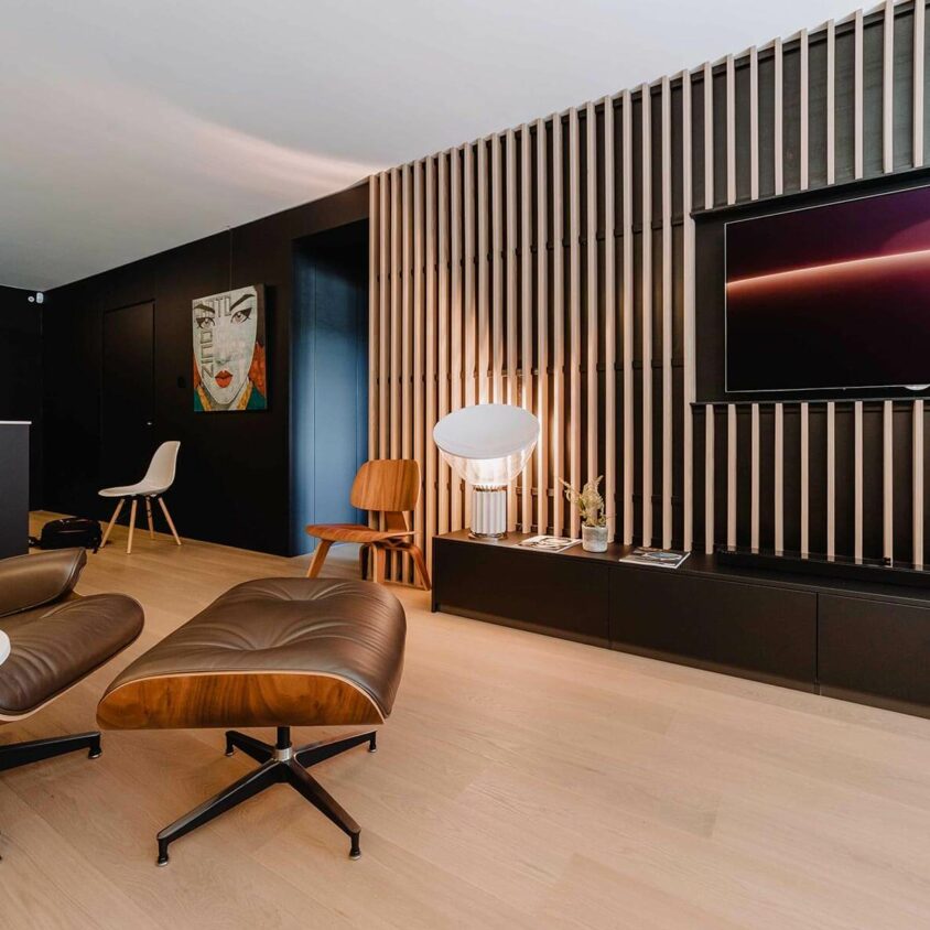 Aménagement intérieur d'un salon avec meuble TV bas