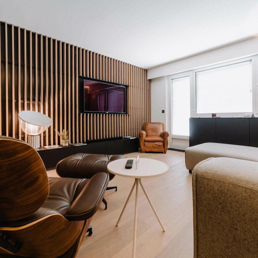 Aménagement intérieur d'un salon avec meuble TV bas