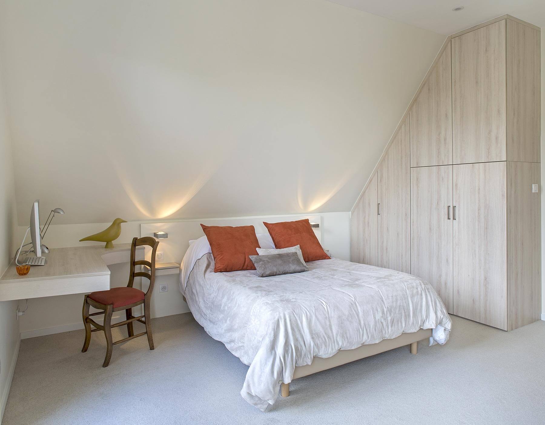 Chambre avec dressing réalisée pour un Aménagement global d'appartement à Genève avec dominante blanche