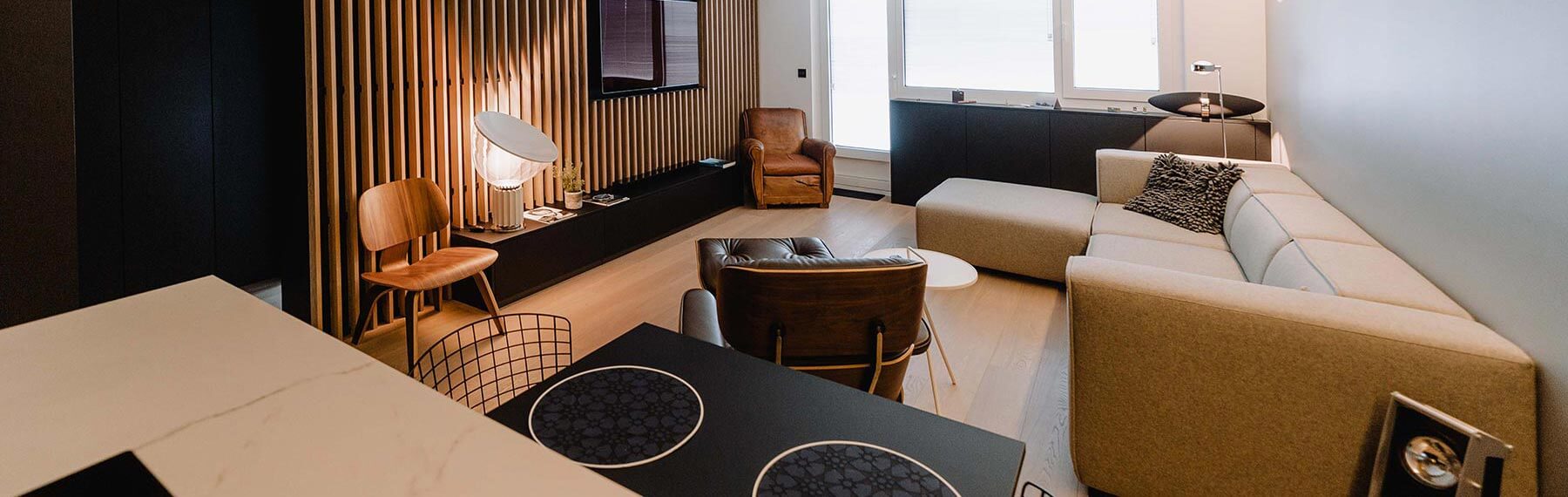 Aménagement global d'un appartement à Luxembourg avec mobilier noir