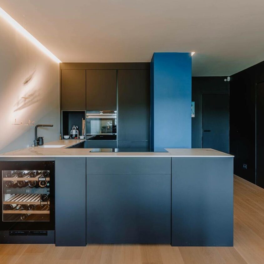 Aménagement de cuisine sur mesure noire à Luxembourg, ouverte sur un salon