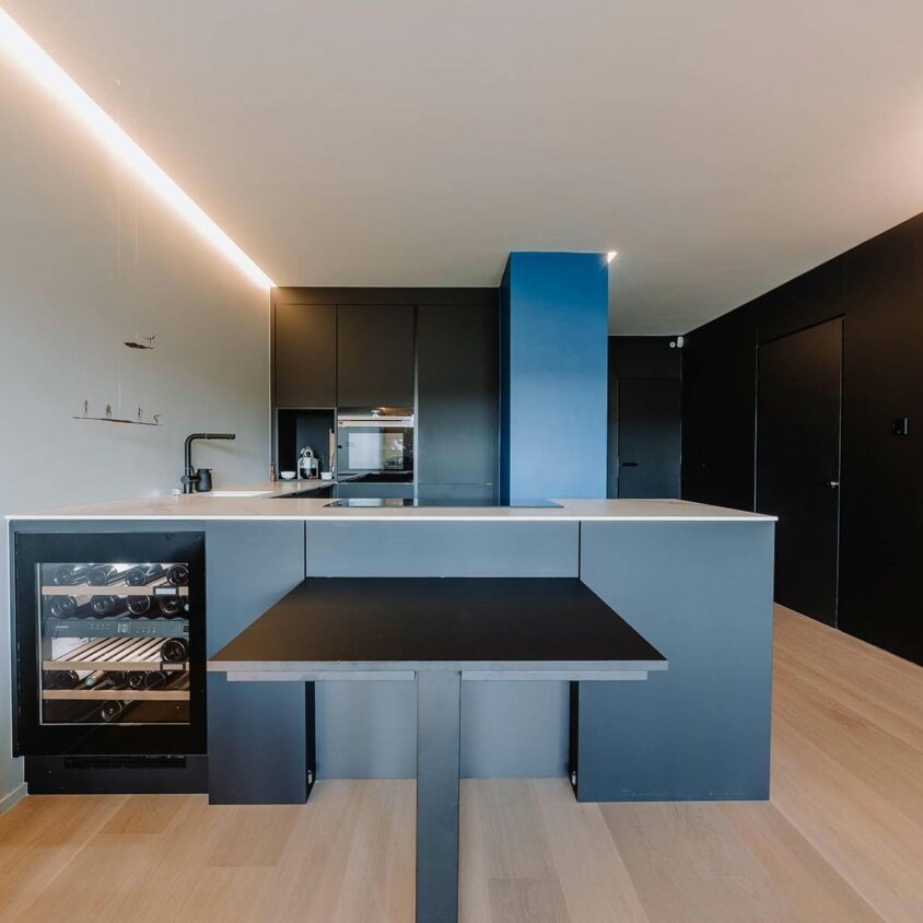 Aménagement de cuisine sur mesure noire à Luxembourg, ouverte sur un salon