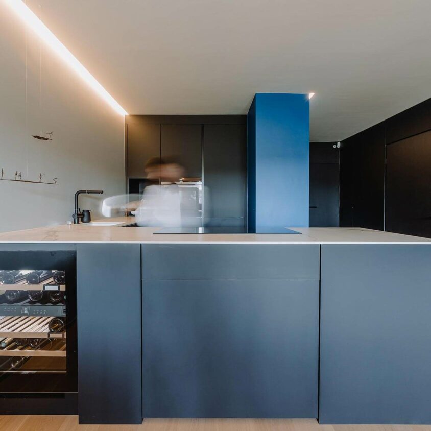 Aménagement de cuisine sur mesure noire à Luxembourg, ouverte sur un salon