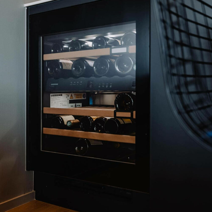 Aménagement de cuisine sur mesure noire à Luxembourg, cave à vin