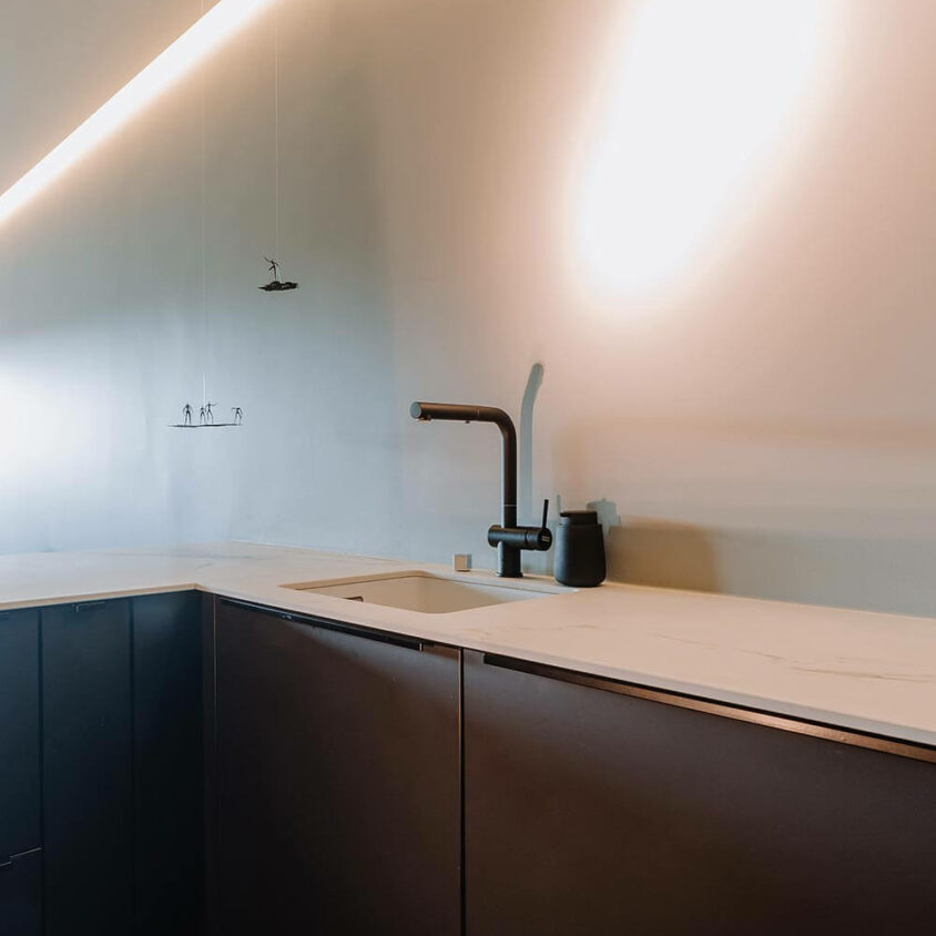 Aménagement de cuisine sur mesure noire à Luxembourg, coin lavabo