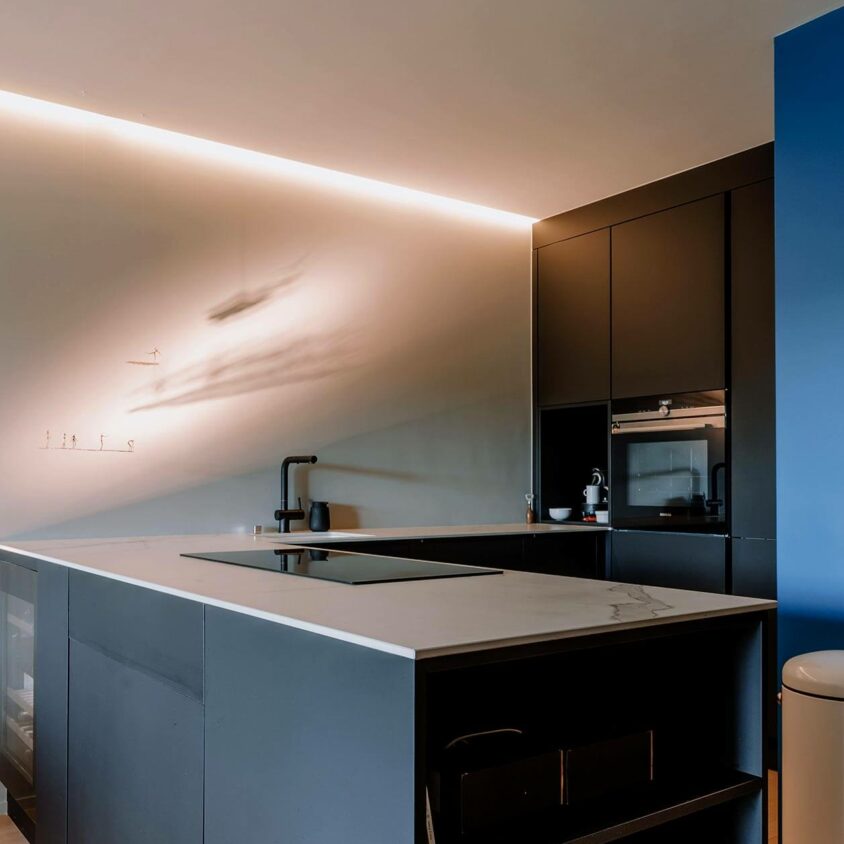 Aménagement de cuisine sur mesure noire à Luxembourg, ouverte sur un salon