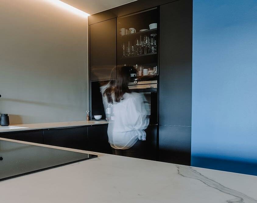 Aménagement de cuisine sur mesure noire à Luxembourg, ouverte sur un salon