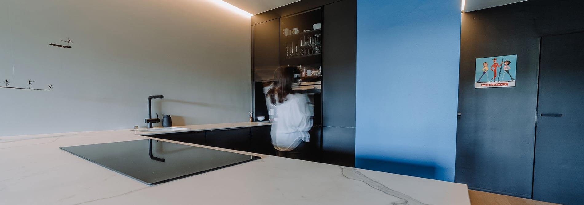 Aménagement de cuisine sur mesure noire à Luxembourg, ouverte sur un salon