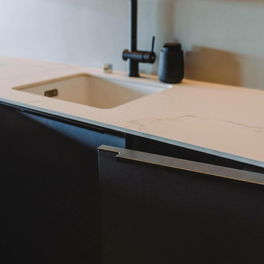 Aménagement de cuisine sur mesure noire à Luxembourg, ouverte sur un salon