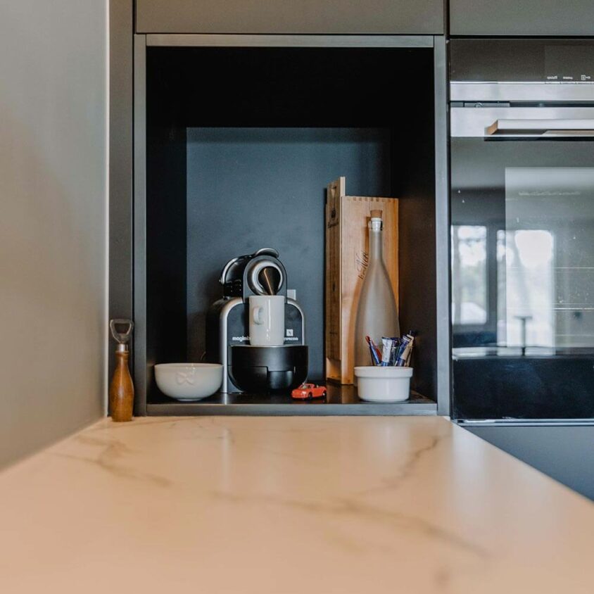 Aménagement de cuisine sur mesure noire à Luxembourg, détail niche