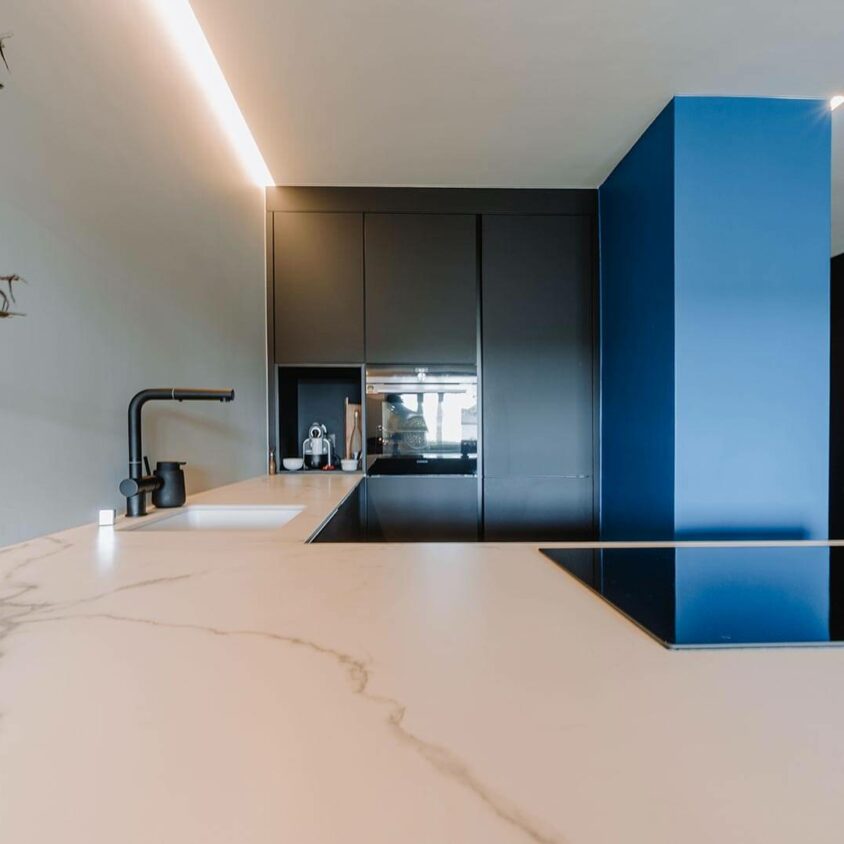 Aménagement de cuisine sur mesure noire à Luxembourg, vue depuis plan de travail