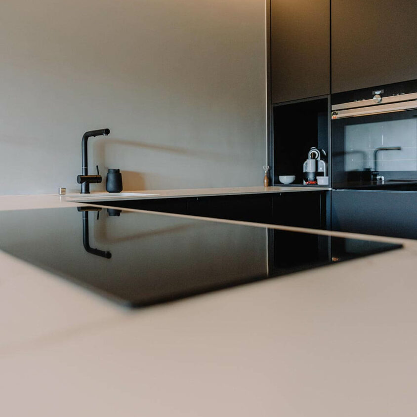 Aménagement de cuisine sur mesure noire à Luxembourg, vue équipement