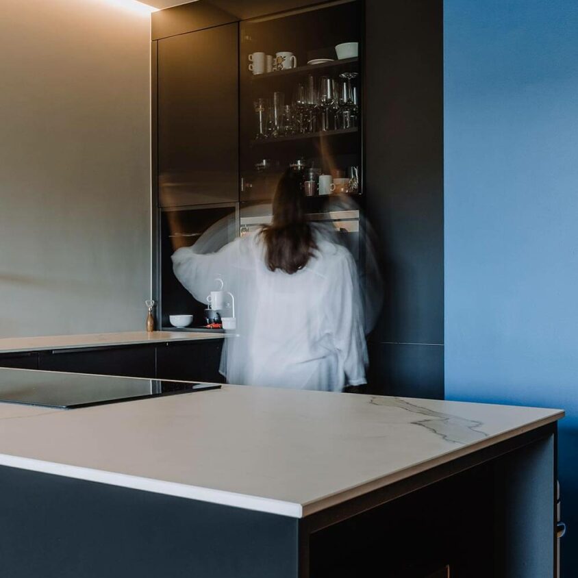 Aménagement de cuisine sur mesure noire à Luxembourg, vue équipement