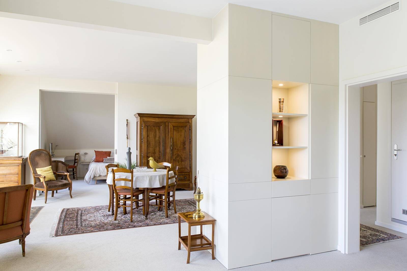 Aménagement global d'appartement atypique blanc à Genève