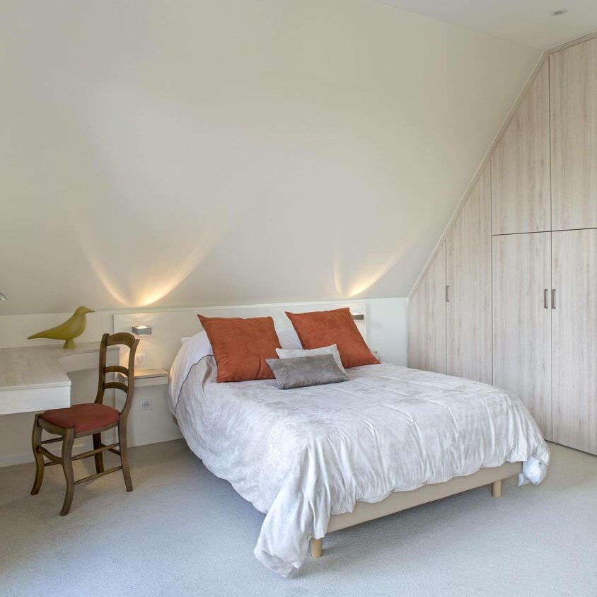 Aménagement d'une chambre avec placard dans un projet global d'appartement atypique blanc à Genève