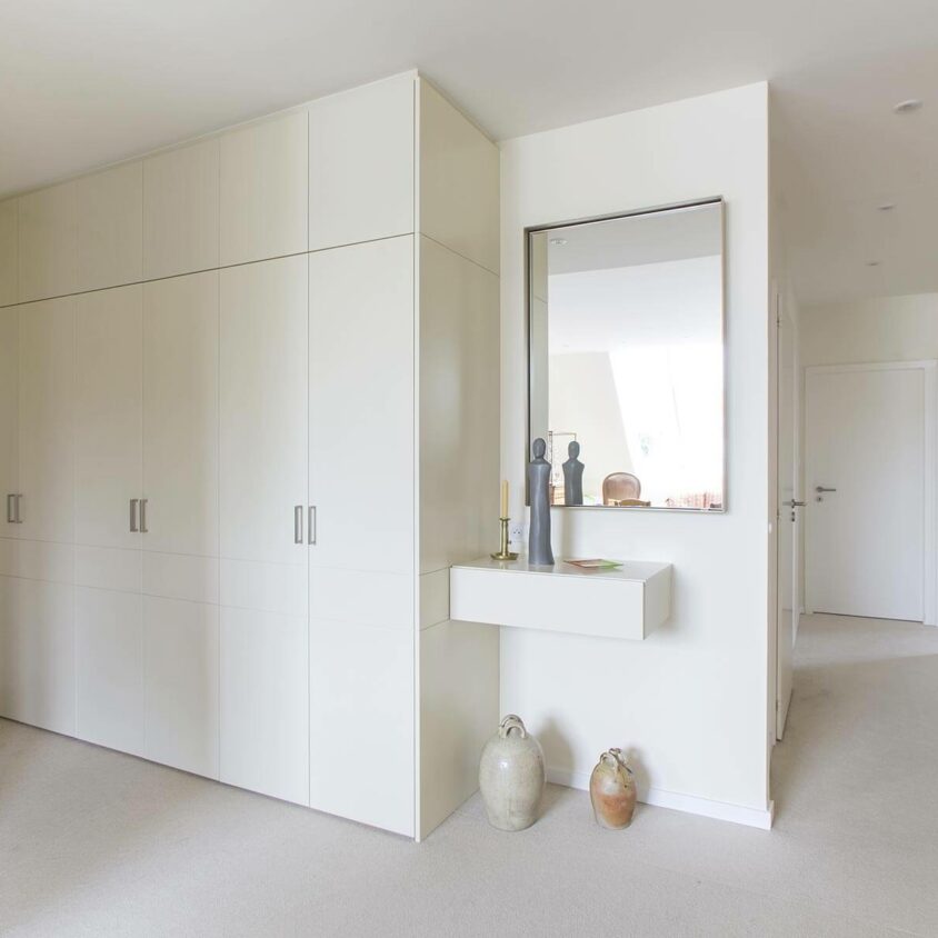 Aménagement global d'appartement atypique blanc à Genève avec meubles sur mesure