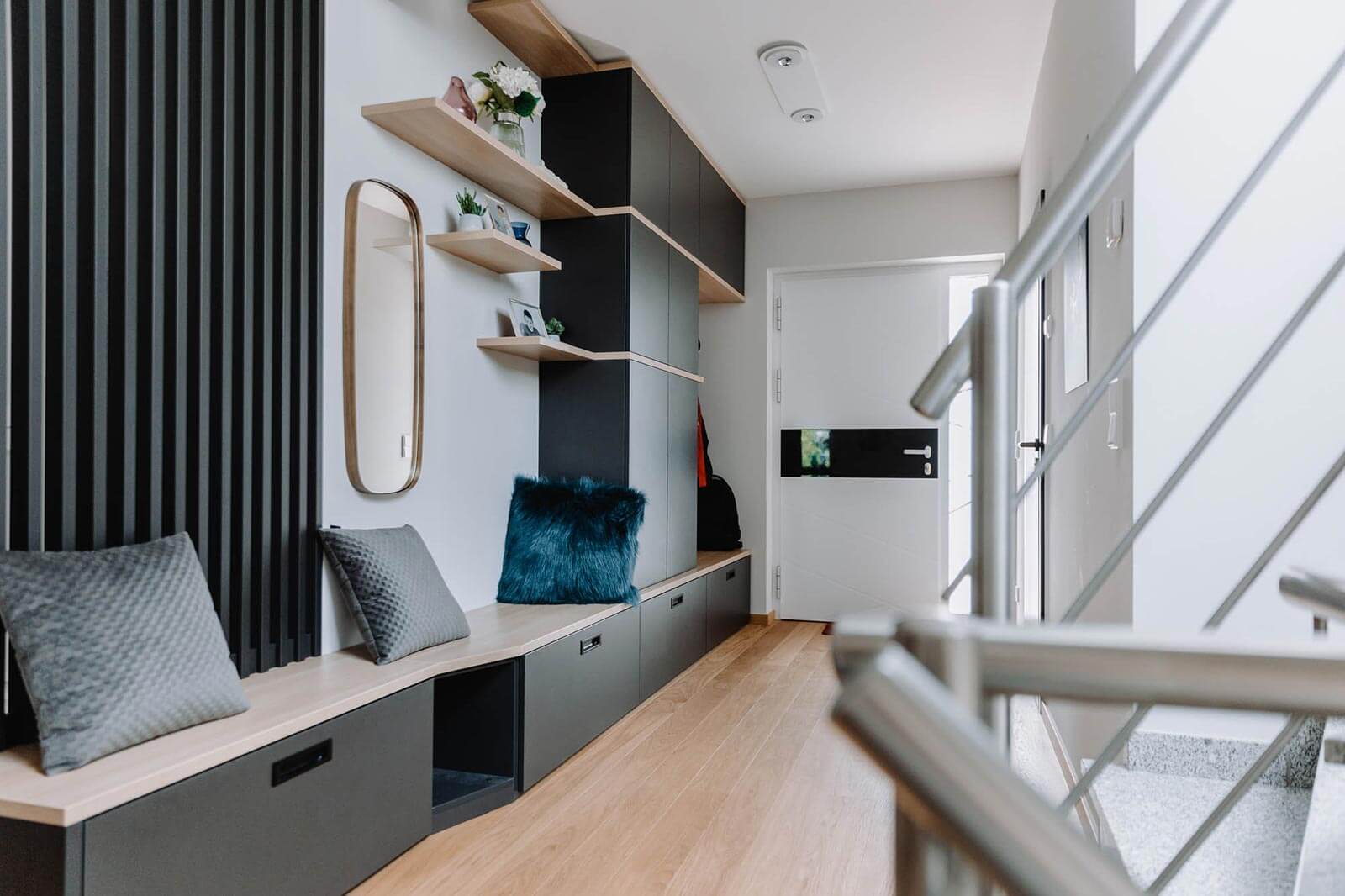 Aménagement global du rez-de-chaussée d'une maison à Luxembourg incluant l'entrée et le salon