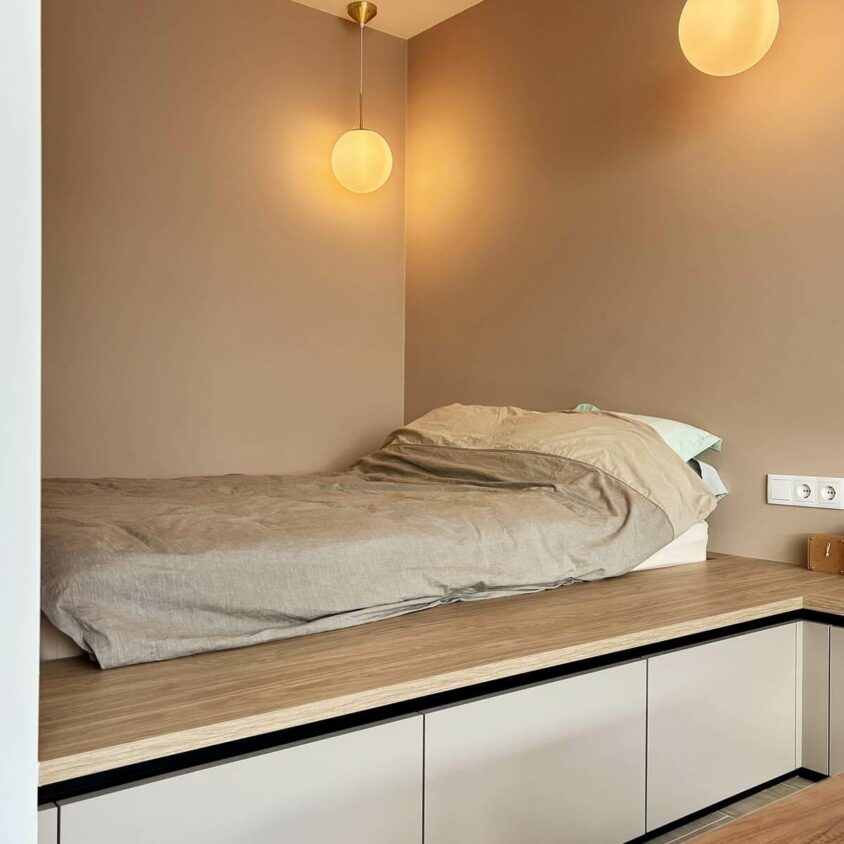 Aménagement intérieur d'un studio destiné à la location meublée avec coin nuit