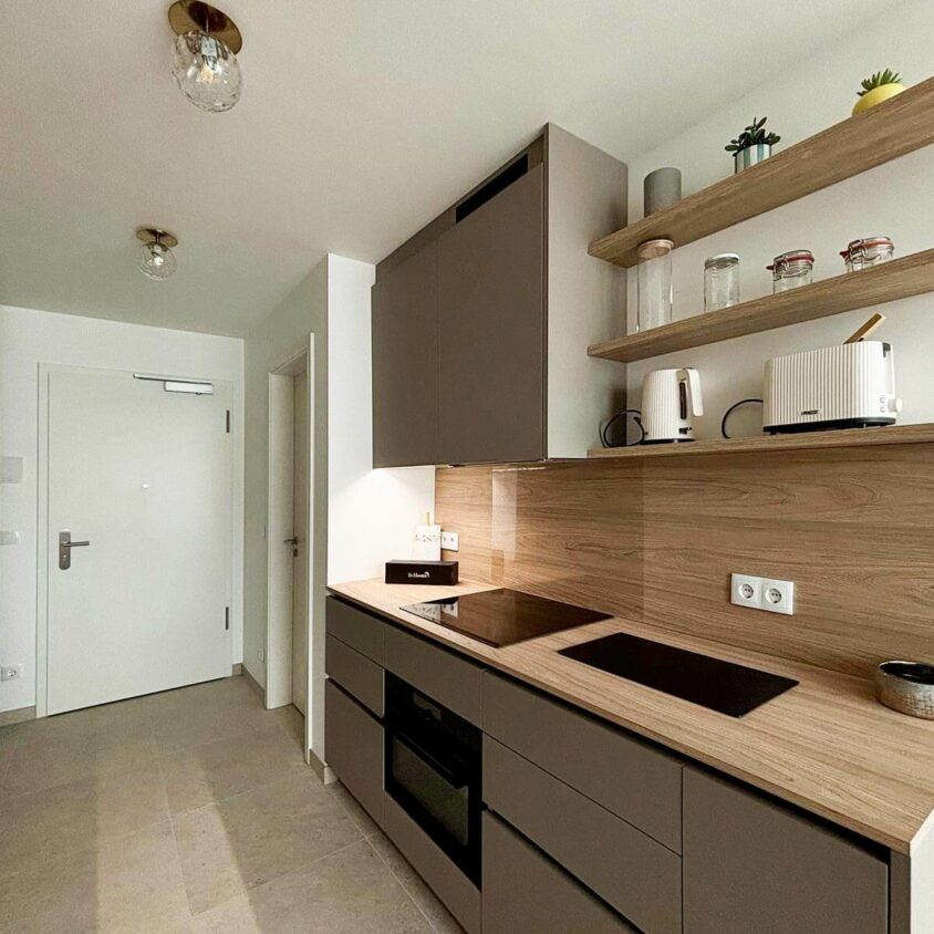Aménagement intérieur d'un studio destiné à la location meublée avec espace cuisine aménagée