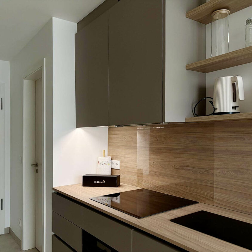Aménagement intérieur d'un studio destiné à la location meublée avec coin cuisine équipée