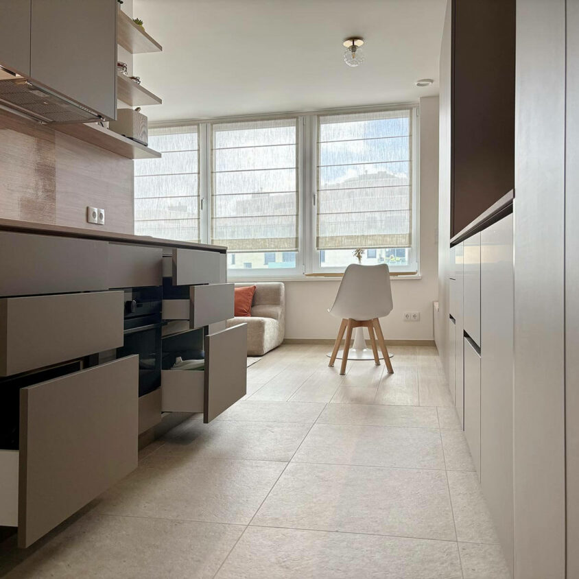 Aménagement intérieur d'un studio destiné à la location meublée avec cuisine