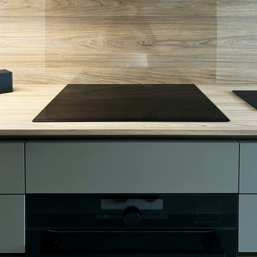 Aménagement intérieur d'un studio destiné à la location meublée avec équipement électroménager