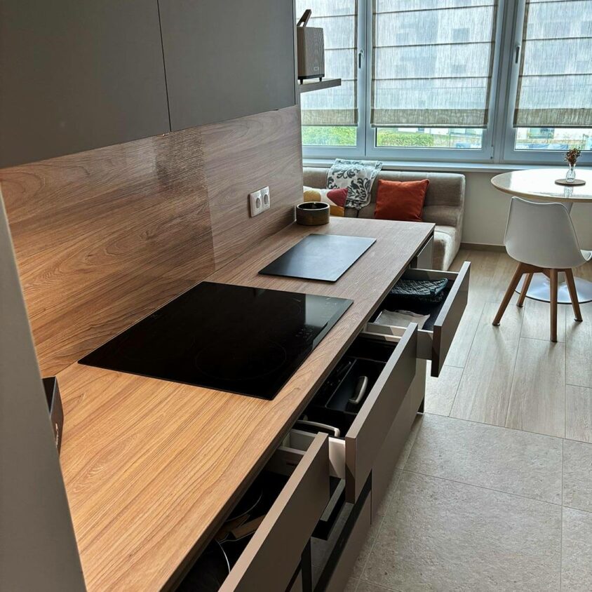 Aménagement intérieur d'un studio destiné à la location meublée avec cuisine équipée standing