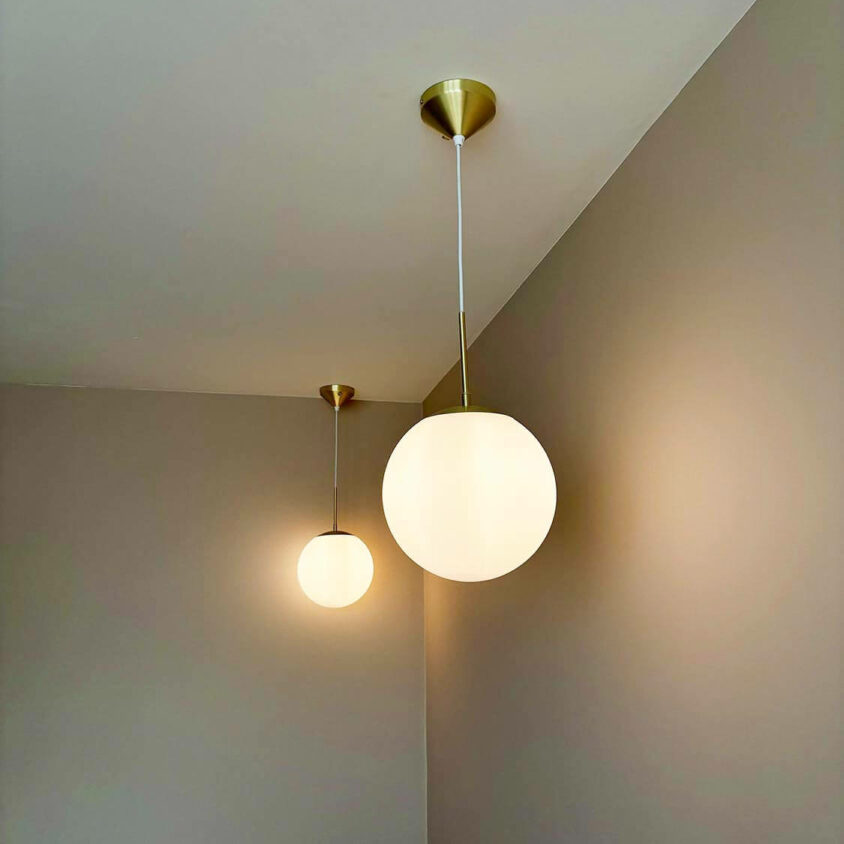 Aménagement intérieur d'un studio destiné à la location meublée avec luminaires design