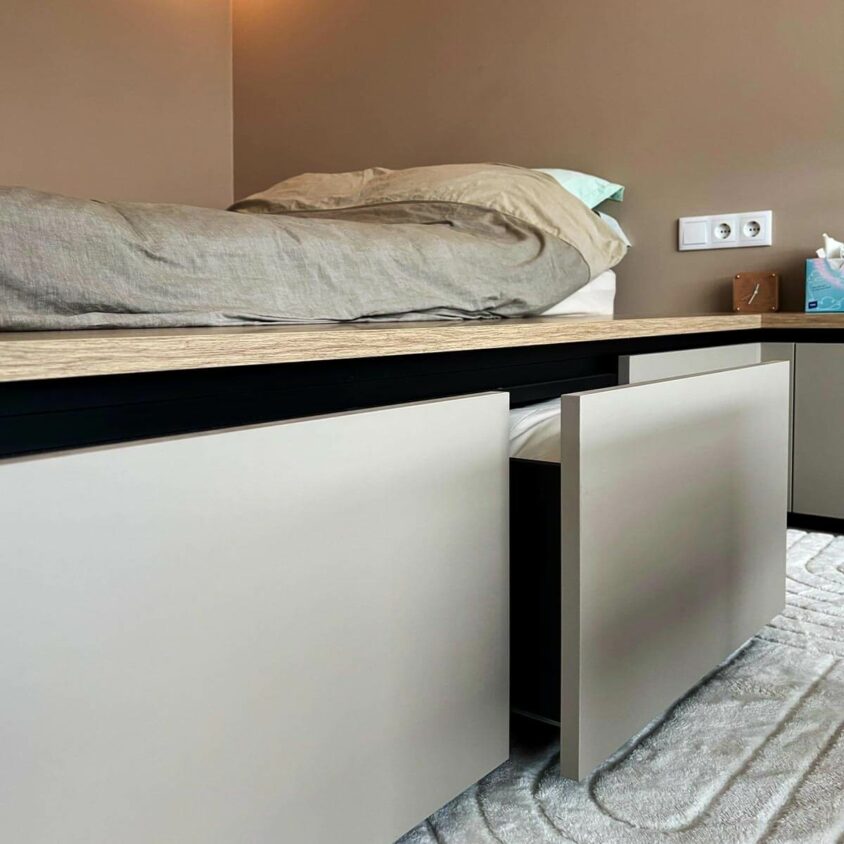 Aménagement intérieur d'un studio destiné à la location meublée avec lit à tiroirs