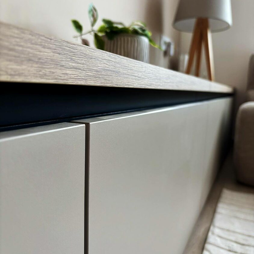 Aménagement intérieur d'un studio destiné à la location meublée avec meubles standing