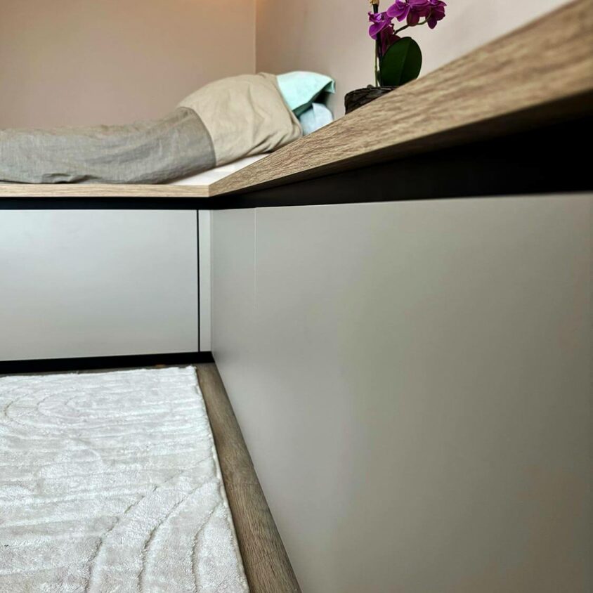 Aménagement intérieur d'un studio destiné à la location meublée avec meubles longs