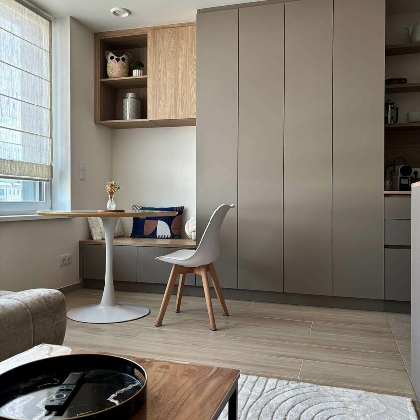 Aménagement intérieur d'un studio destiné à la location meublée avec meubles de rangements