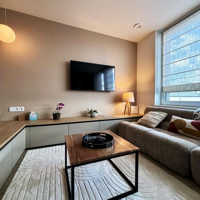 Aménagement intérieur d'un studio destiné à la location meublée avec coin salon
