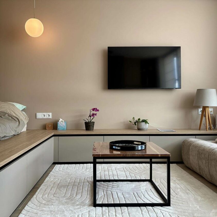 Aménagement intérieur d'un studio destiné à la location meublée avec coins salon TV
