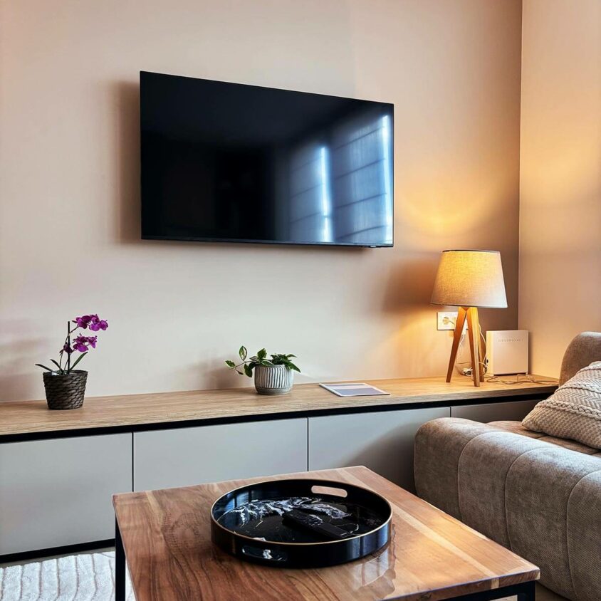 Aménagement intérieur d'un studio destiné à la location meublée avec salon TV