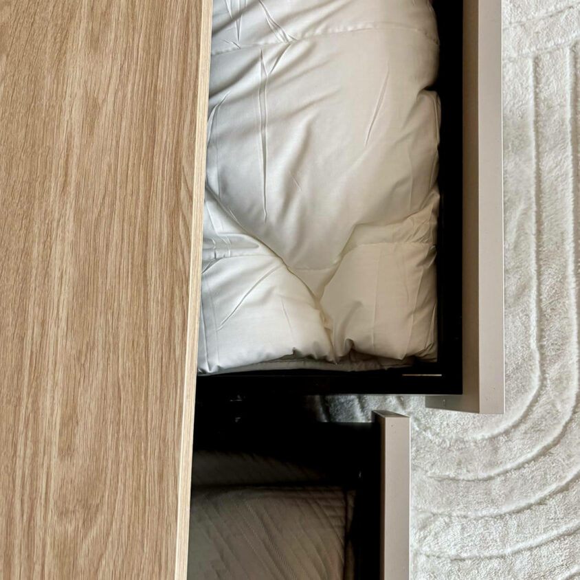 Aménagement intérieur d'un studio destiné à la location meublée avec rangements de lit