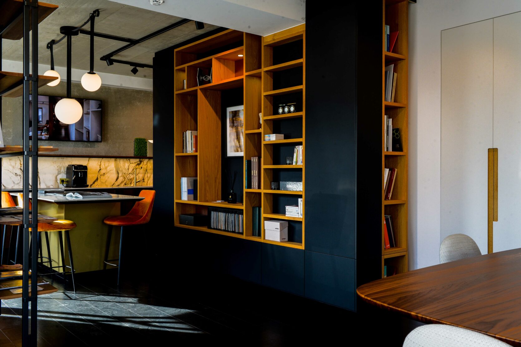 Showroom BeHome Interiors Luxembourg vue sur la cuisine et la bibliothèque sur mesure