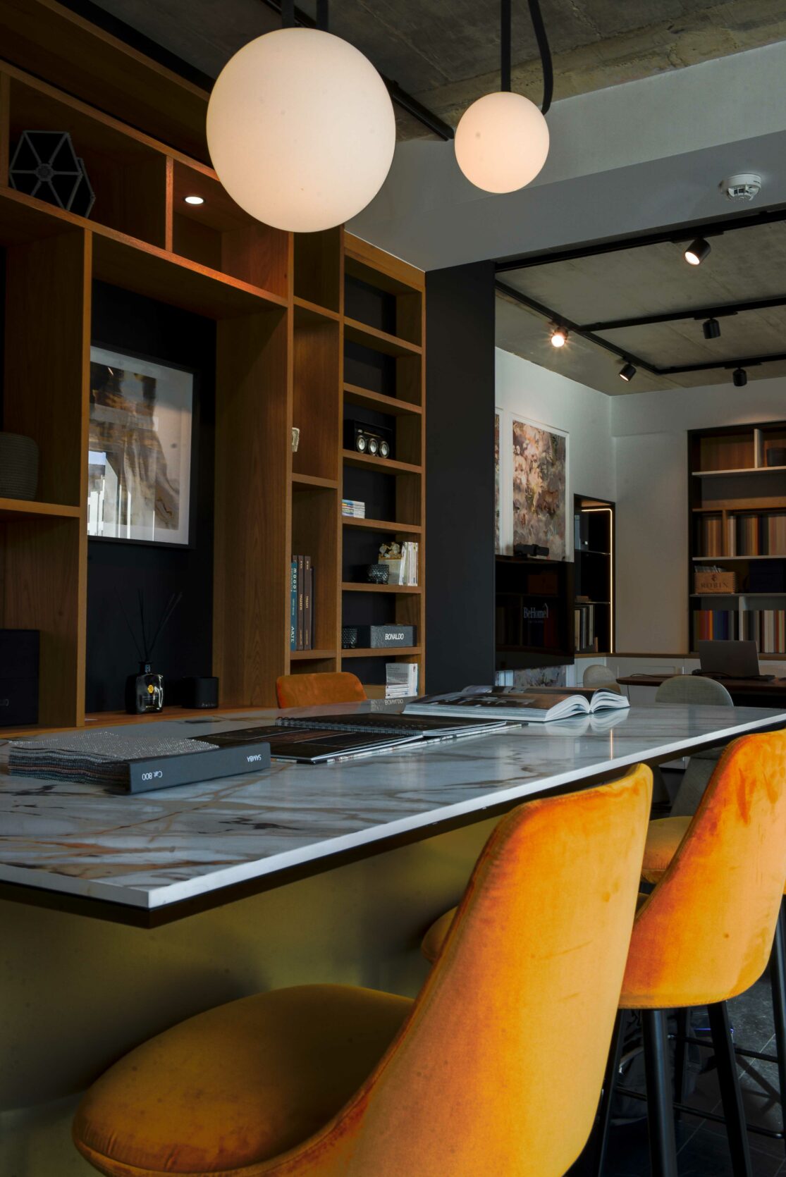Marbre et luminaires suspendu dans le showroom à Howald, Hesperange