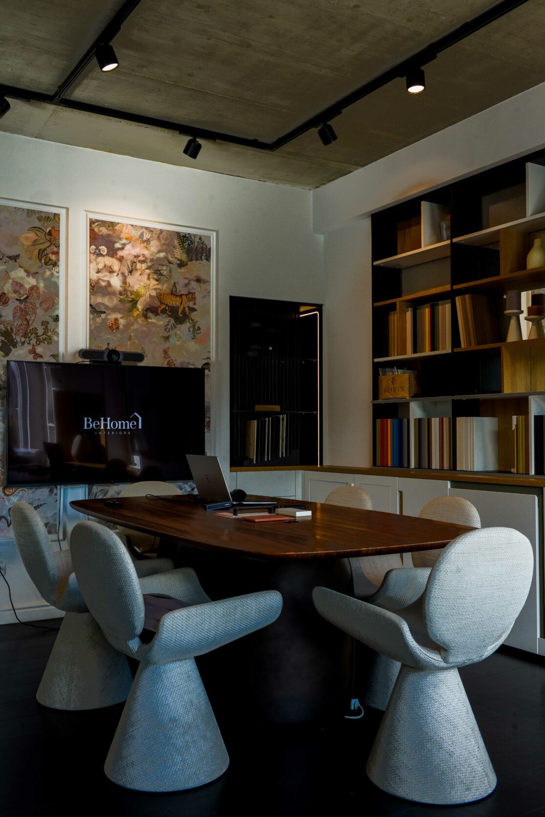 Showroom BeHome Interiors Howald Table Bonaldo, chaises Bonaldo et Tapisserie sur mesure