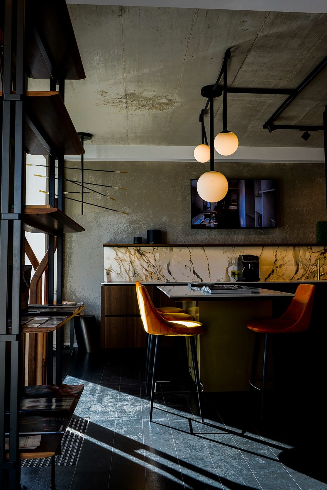 Cuisine et table haute du Showroom BeHome Interiors Howald