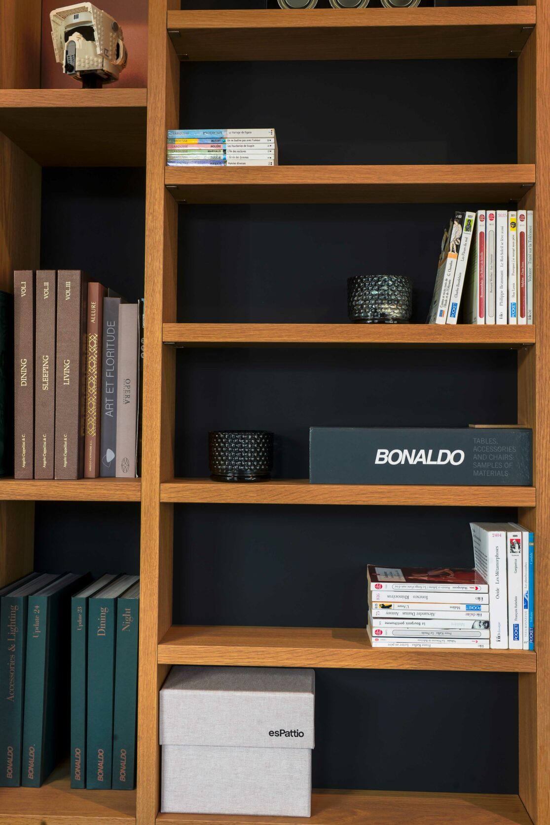 Rangements à niches ouvertes bois et noir dans cette bibliothèque au showroom BeHome Interiors Howald
