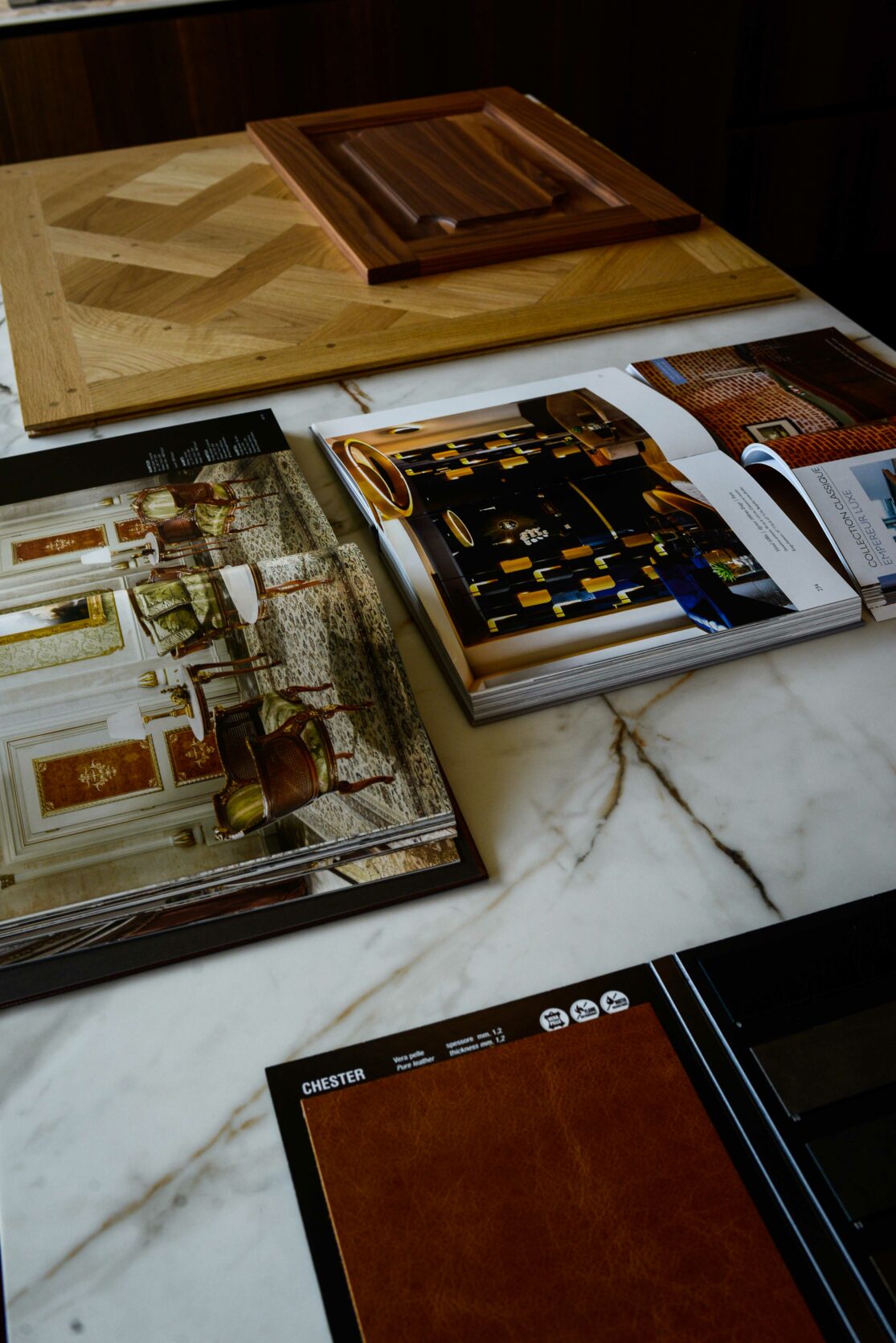 Livres et échantillons de décoration intérieur dans le showroom de BeHome Interiors Luxembourg